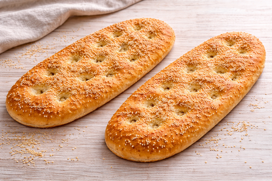 Λεπτή παραδοσιακή λαγάνα με σουσάμι