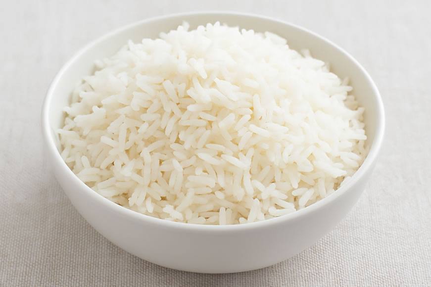 Σπυρωτό ρύζι μπασμάτι σε λευκό μπολ, αφράτο και ελαφρύ, έτοιμο για σερβίρισμα