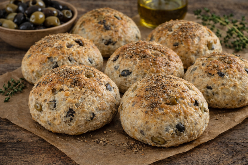 Ελαιόψωμα ατομικά με ελιές και μυρωδικά