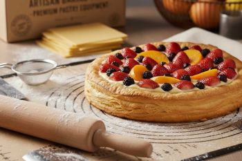 Εργαλεία ζαχαροπλαστικής για ζύμη: πλάστης, πινέλο, και μπολ σε ξύλινη επιφάνεια με αλεύρι. Οδηγός σωστού χειρισμού ζυμών. - CookPro