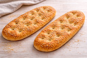 Λεπτή παραδοσιακή λαγάνα με σουσάμι