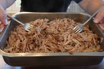 Pulled pork BBQ low and slow με χοιρινό λαιμό, ζουμερό και έτοιμο μαδημένο