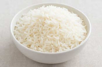 Σπυρωτό ρύζι μπασμάτι σε λευκό μπολ, αφράτο και ελαφρύ, έτοιμο για σερβίρισμα