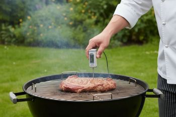 κρέας που καππνίζεται σε ψησταριά